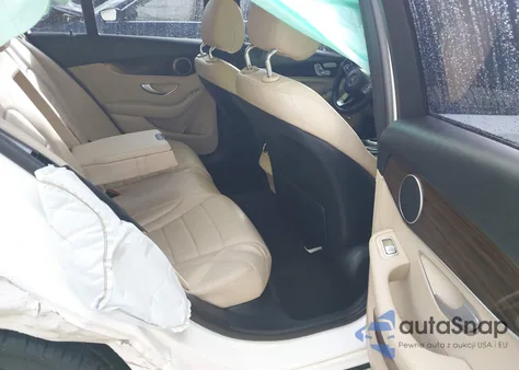 2017 Mercedes-Benz C 300 z USA, uszkodzony, nr VIN 55SWF4JB8HU220918